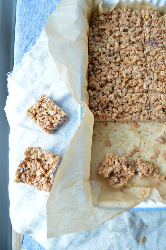 Healthy Rice Crispy Treats [gluten-free, dairy free and refined sugar free too, these little treats are delicious!] via www.simplyrealhealth.com 