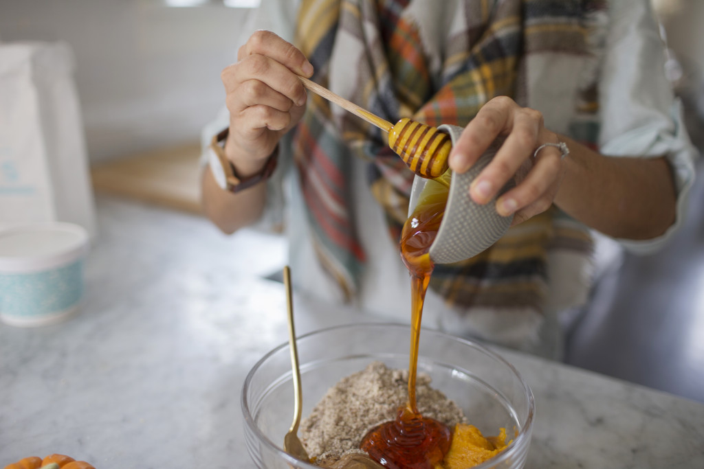 Flourless Pumpkin Cookie + Pumpkin Ice Cream Sandwiches via @simplyrealhealth (gluten-free)