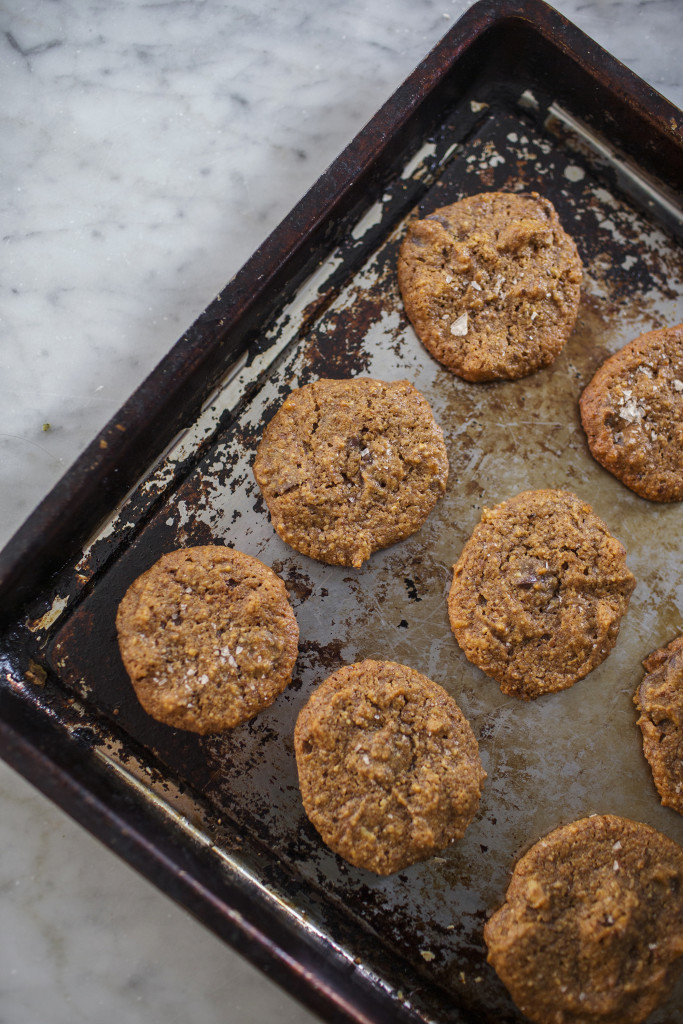 Flourless Pumpkin Cookie + Pumpkin Ice Cream Sandwiches via @simplyrealhealth (gluten-free)