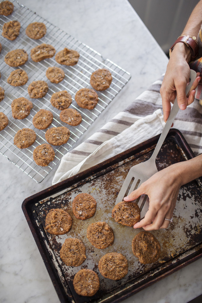 Flourless Pumpkin Cookie + Pumpkin Ice Cream Sandwiches via @simplyrealhealth (gluten-free)