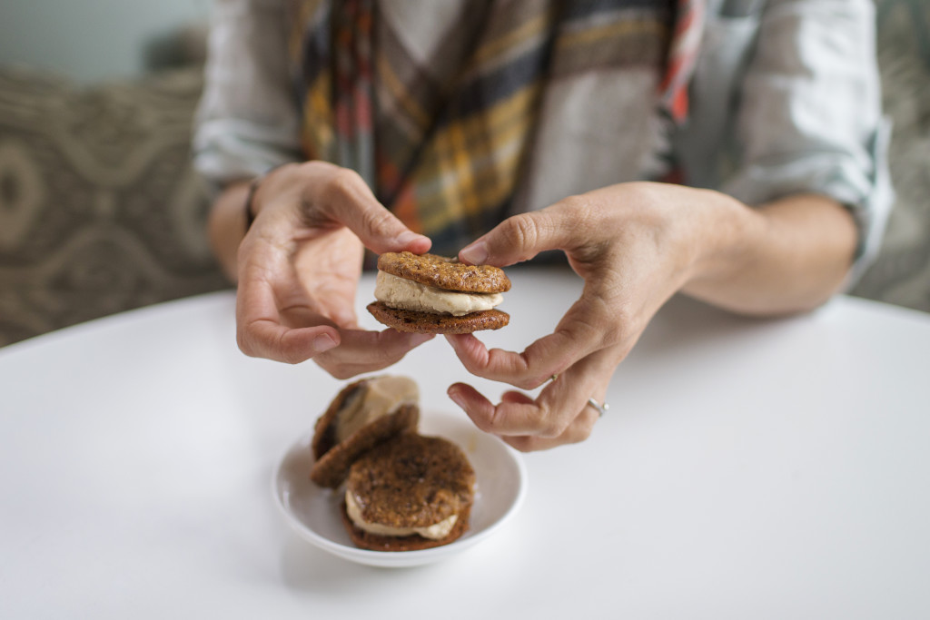 Flourless Pumpkin Cookies & Ice Cream Sandwiches via @simplyrealhealth (gluten-free)