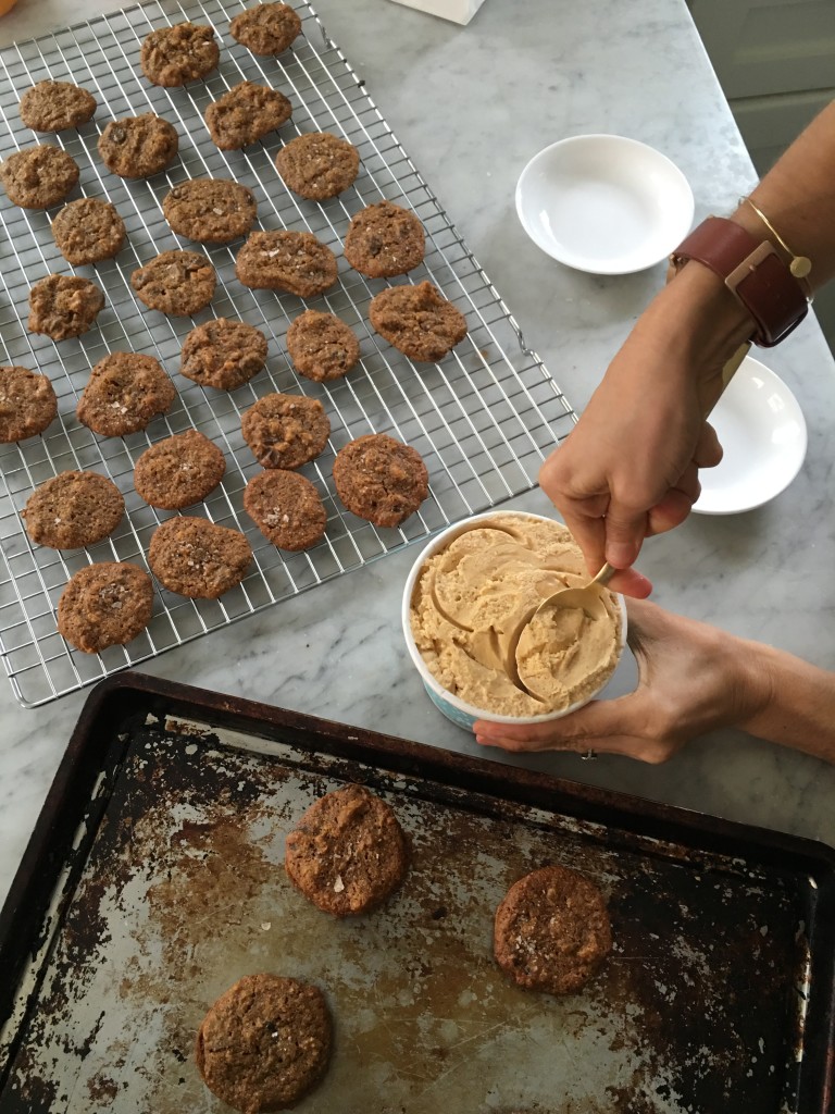 Flourless Pumpkin Cookie + Pumpkin Ice Cream Sandwiches via @simplyrealhealth (gluten-free)