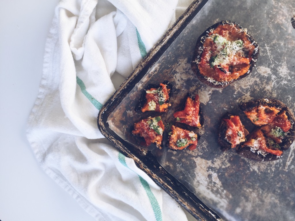 Cutie Portabello Mushroom Pizzas (video + recipe) via @simplyrealhealth// gluten free, grain free + dairy free too! //