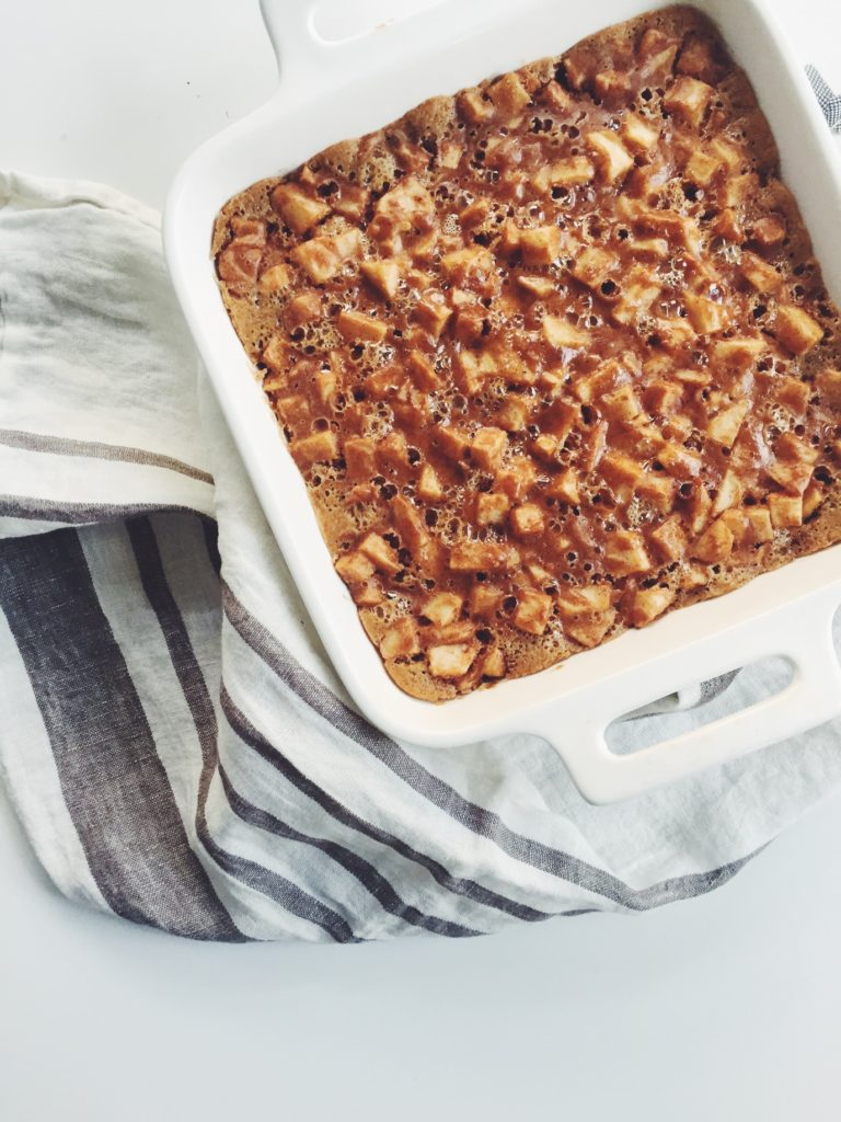 Gluten-free apple pie bars via @simplyrealhealth #fall #treats #healthy #dessert