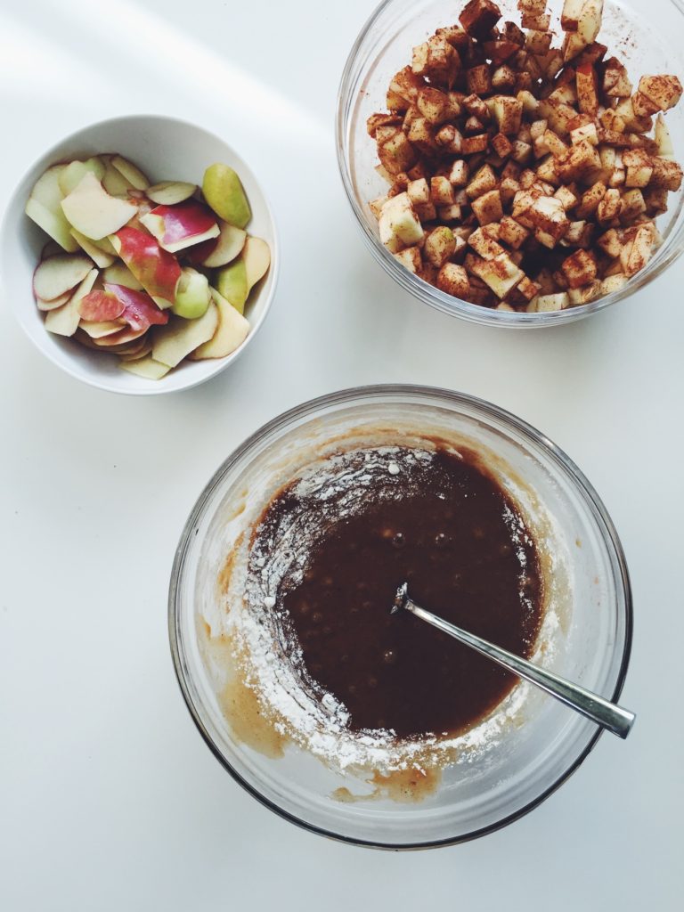 Gluten-free apple pie bars via @simplyrealhealth #fall #treats #healthy #dessert