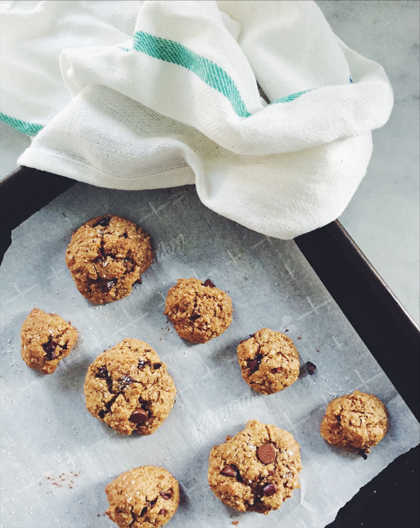 GF Chocolate Chip, Cocoa Nib + Olive Oil Cookies via @simplyrealhealth #glutenfree #glutenfreedesserts