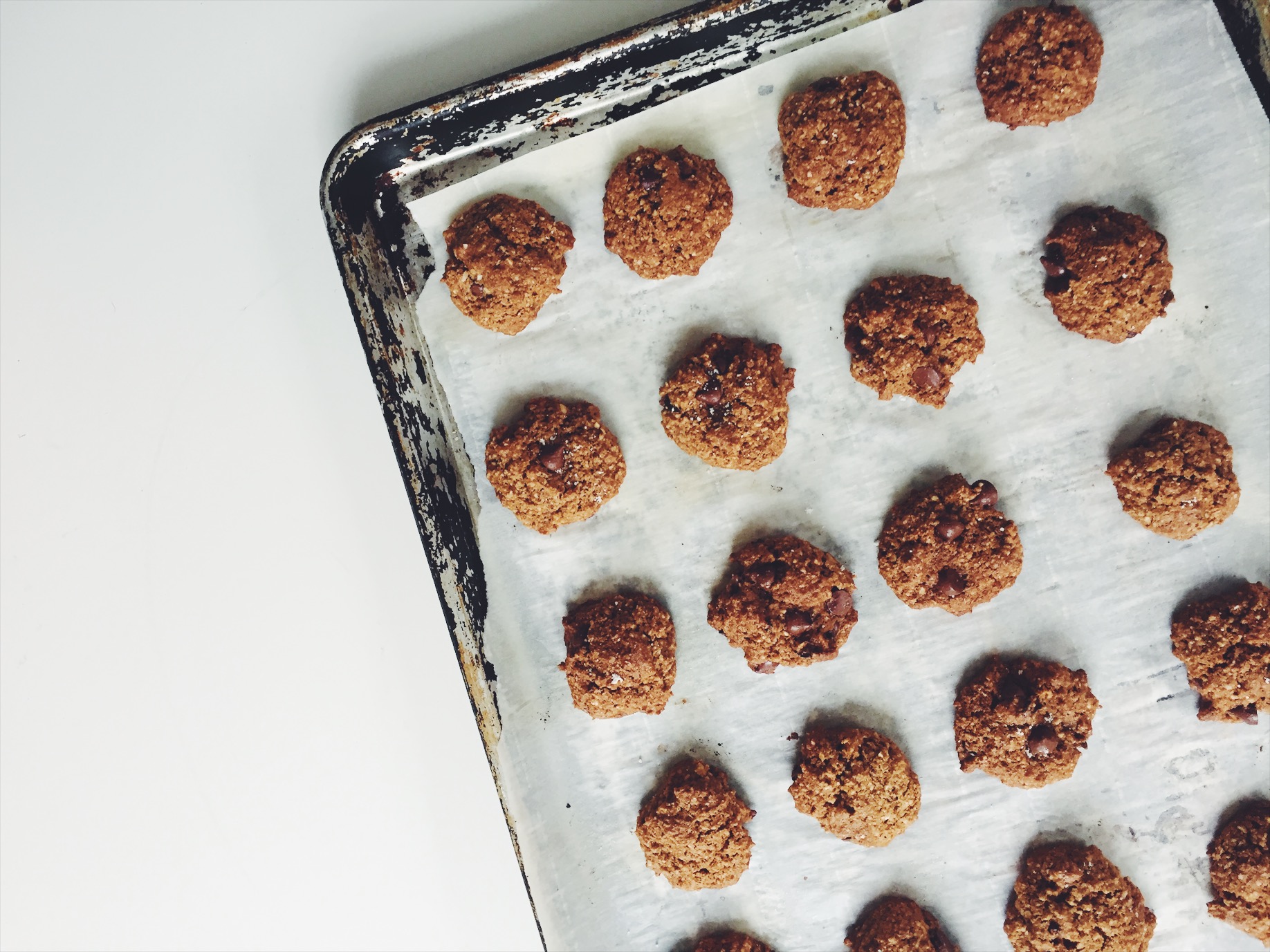 GF Chocolate Chip, Cocoa Nib + Olive Oil Cookies via @simplyrealhealth #glutenfree #glutenfreedesserts